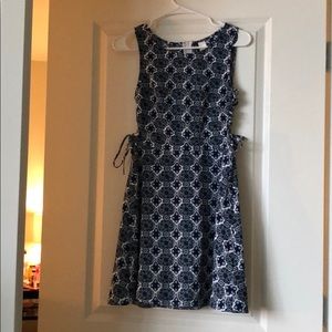 Adorable spring dress with lace-up sides!